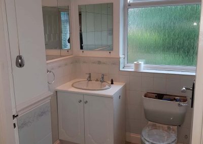 bathroom with roll top bath (1)