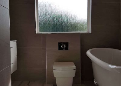 bathroom with roll top bath (17)