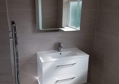 bathroom with roll top bath (18)