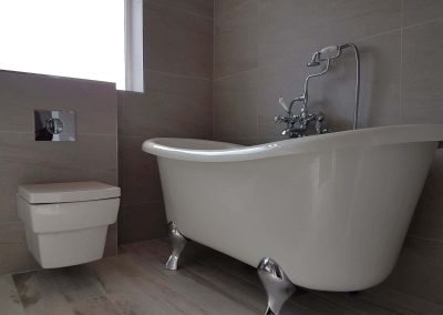 bathroom with roll top bath (19)