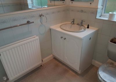 bathroom with roll top bath (2)