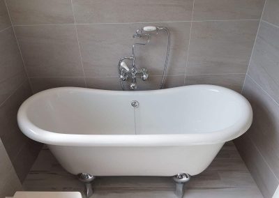 bathroom with roll top bath (20)