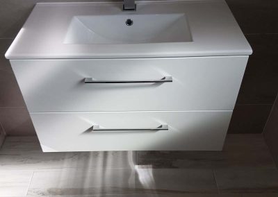 bathroom with roll top bath (22)