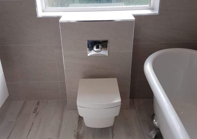 bathroom with roll top bath (23)