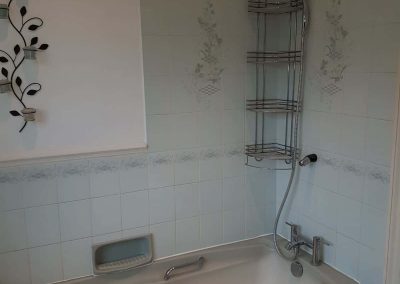 bathroom with roll top bath (4)