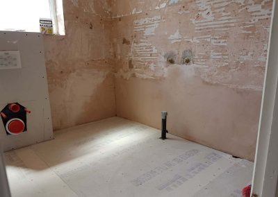 bathroom with roll top bath (8)